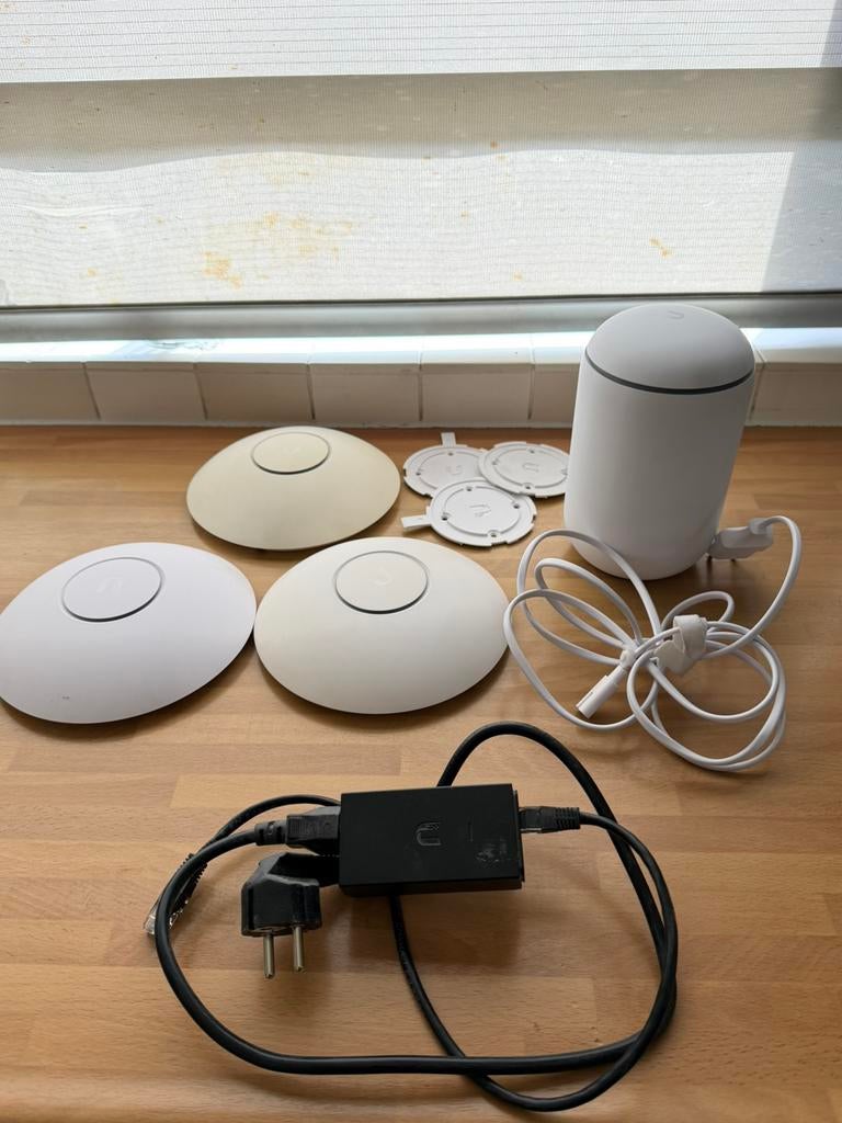 Te koop UDM, 3 accespoints ac-lr en 1 POE injector, Ophalen of Verzenden, Gebruikt