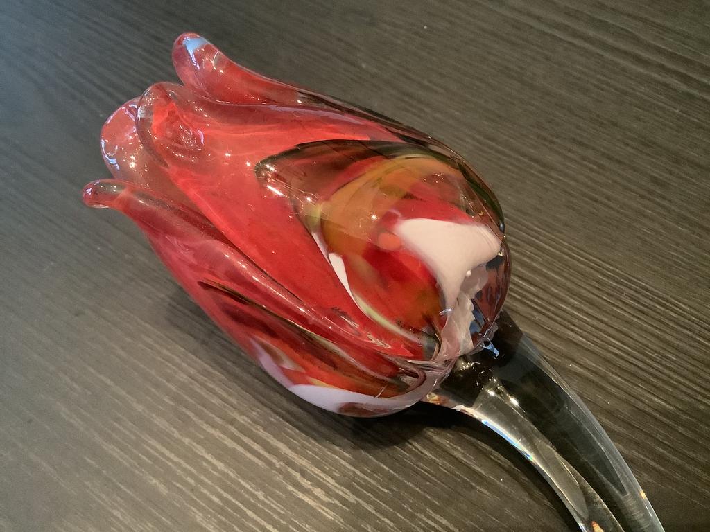 Super mooie glazen tulp multi rood glas 50 cm lange steel, Ophalen of Verzenden, Zo goed als nieuw