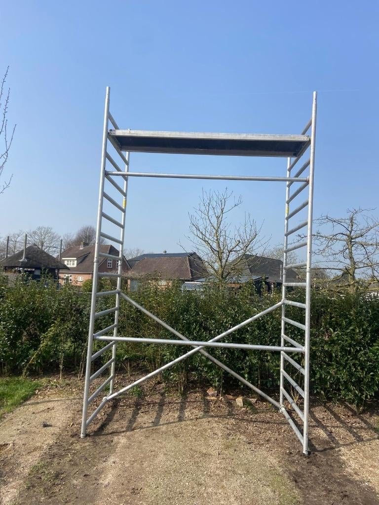 steiger 4 meter hoog Custers (2 stuks beschikbaar), Ophalen, Zo goed als nieuw, Rolsteiger of Kamersteiger, 2 tot 5 meter