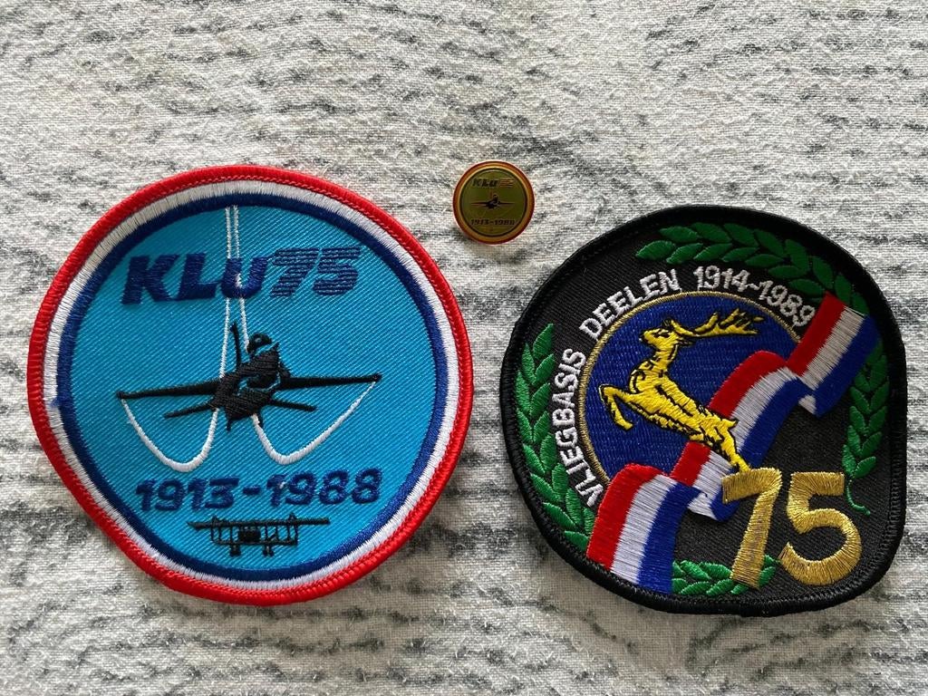 Patch en pin 75 jaar KLu uit 1988 en 1 embleem 75 jaar vlb D, Ophalen of Verzenden, Luchtmacht, Nederland, Embleem of Badge