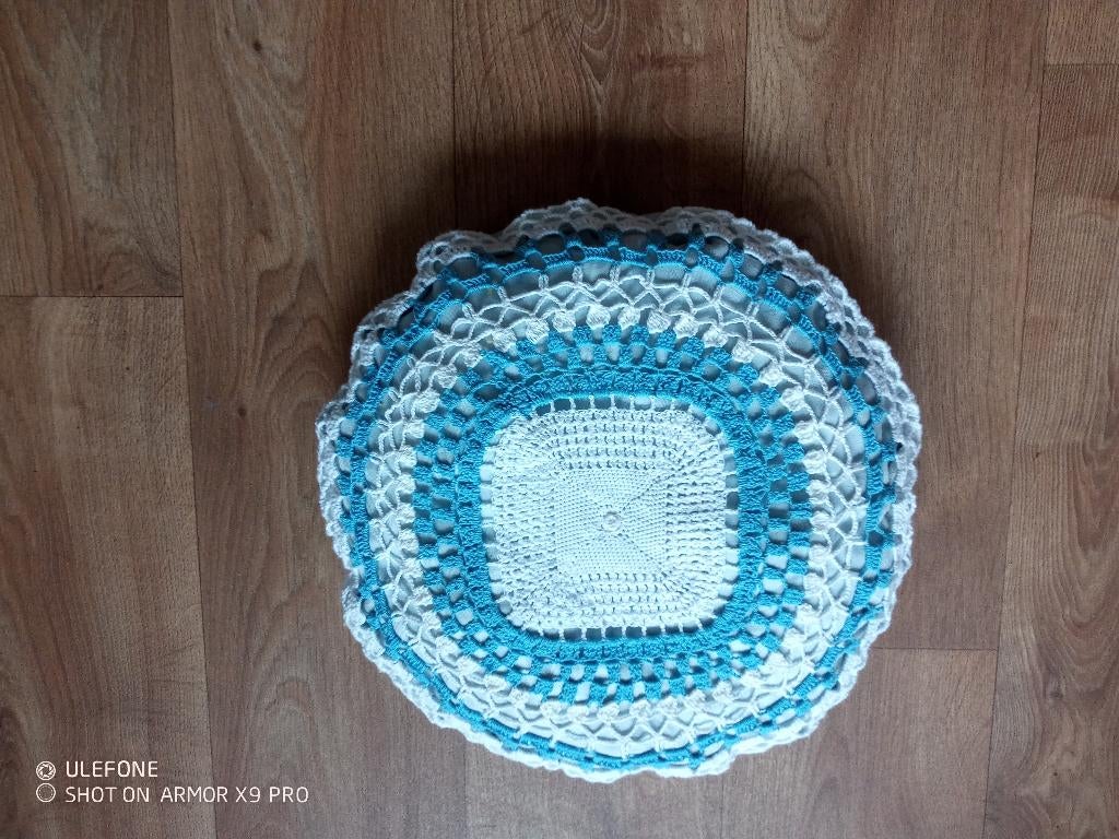 NIEUW wit-blauw gehaakt rond kussen, Huis en Inrichting, Woonaccessoires | Kussens, Ophalen of Verzenden, Nieuw, Wit, Rond