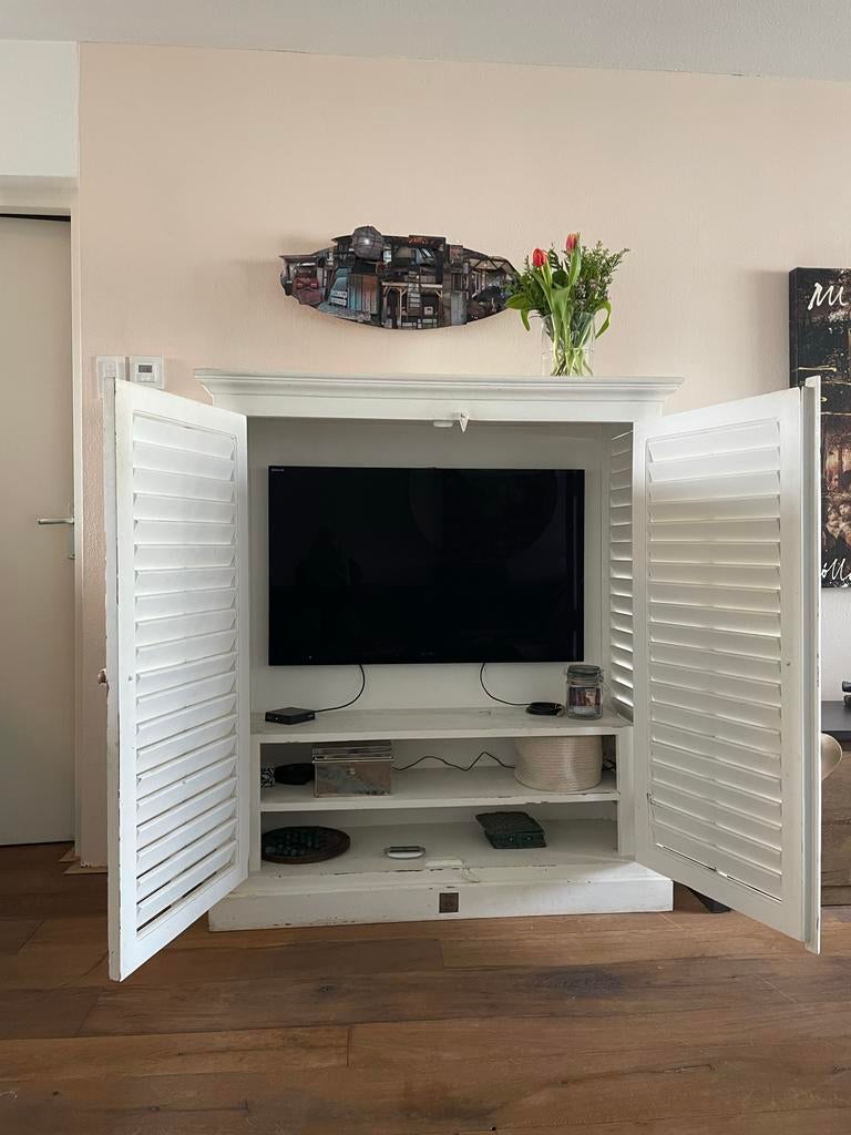 Wit Rivièra Maison kast met Sony tv, Huis en Inrichting, Gebruikt, 100 tot 150 cm, Ophalen of Verzenden, 25 tot 50 cm