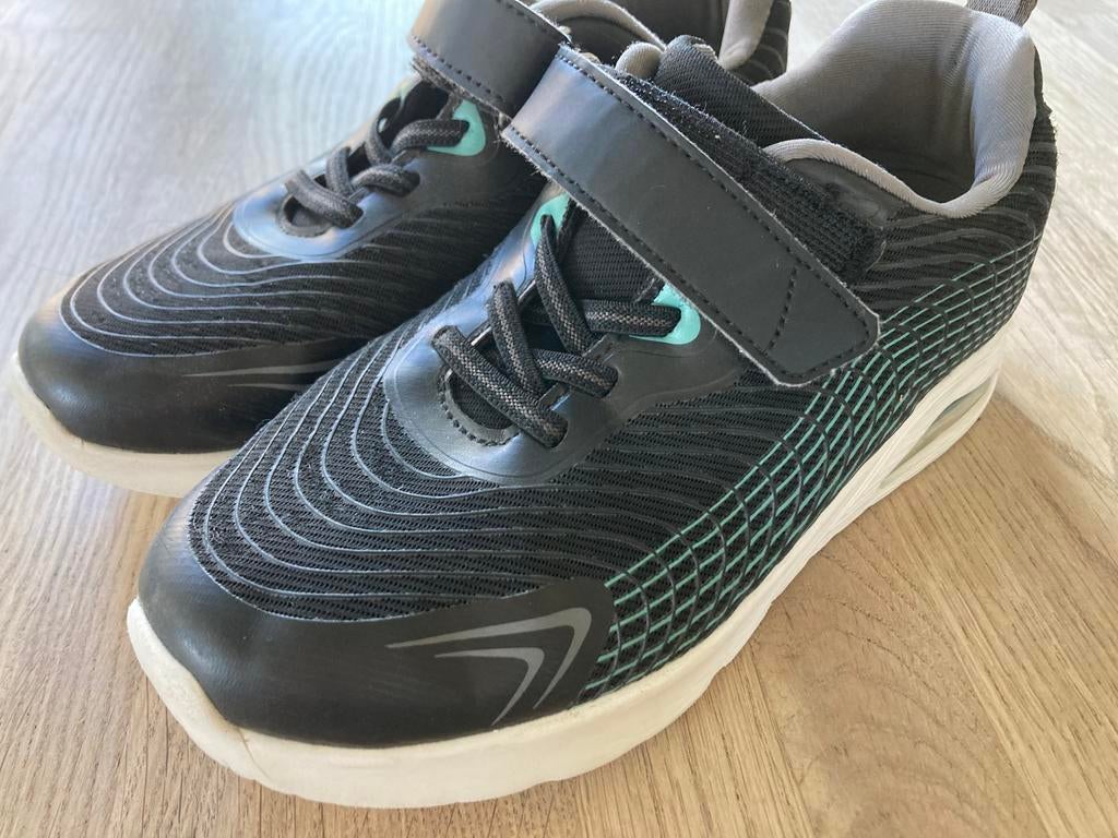 Osaga jongens sneakers / gymschoenen mt 33, Kinderen en Baby's, Kinderkleding | Schoenen en Sokken, Sportschoenen, Ophalen of Verzenden