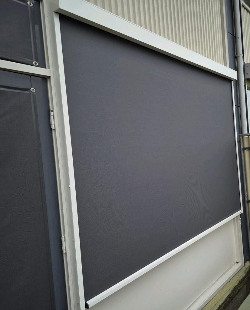 Twee elektrisch bedienbare Screens, Tuin en Terras, Zonneschermen, Ophalen of Verzenden, Zo goed als nieuw, Knikarmscherm, Elektrisch