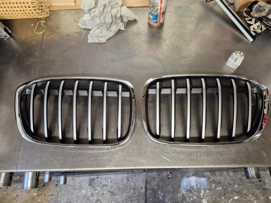 BMW X1 F48 Grill - Nieren set, Gebruikt, Voor, Ophalen of Verzenden, Bumper