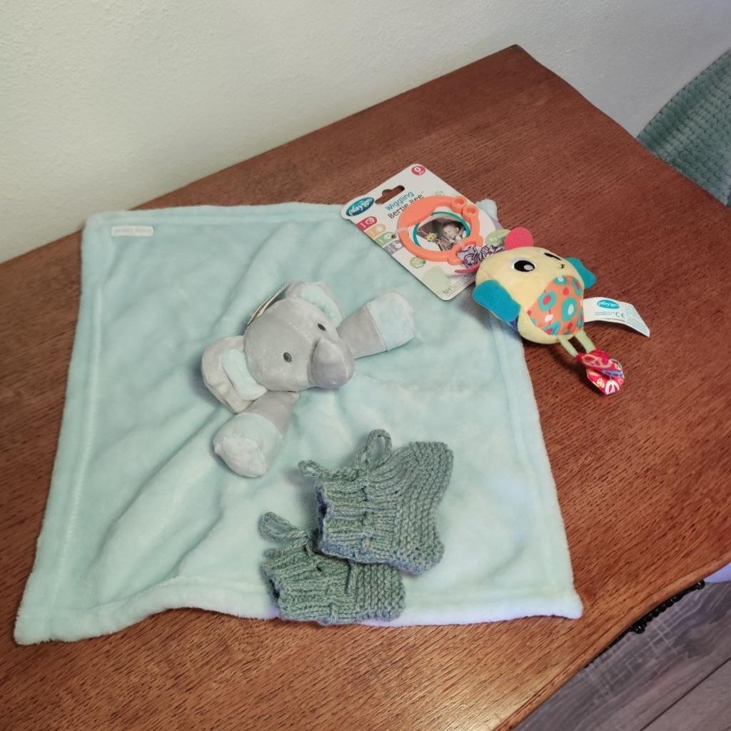 Cadeaupakketje baby knuffeldoekje sokjes, speeltje, Kinderen en Baby's, Speelgoed | Babyspeelgoed, Ophalen of Verzenden, Nieuw