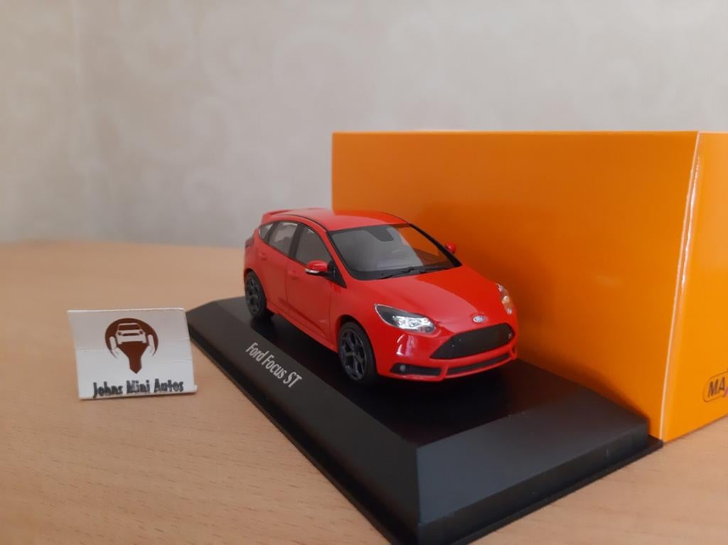 Ford Focus ST 2011 Racing Red van Maxichamps 1:43, Overige merken, Auto, Nieuw, Ophalen of Verzenden