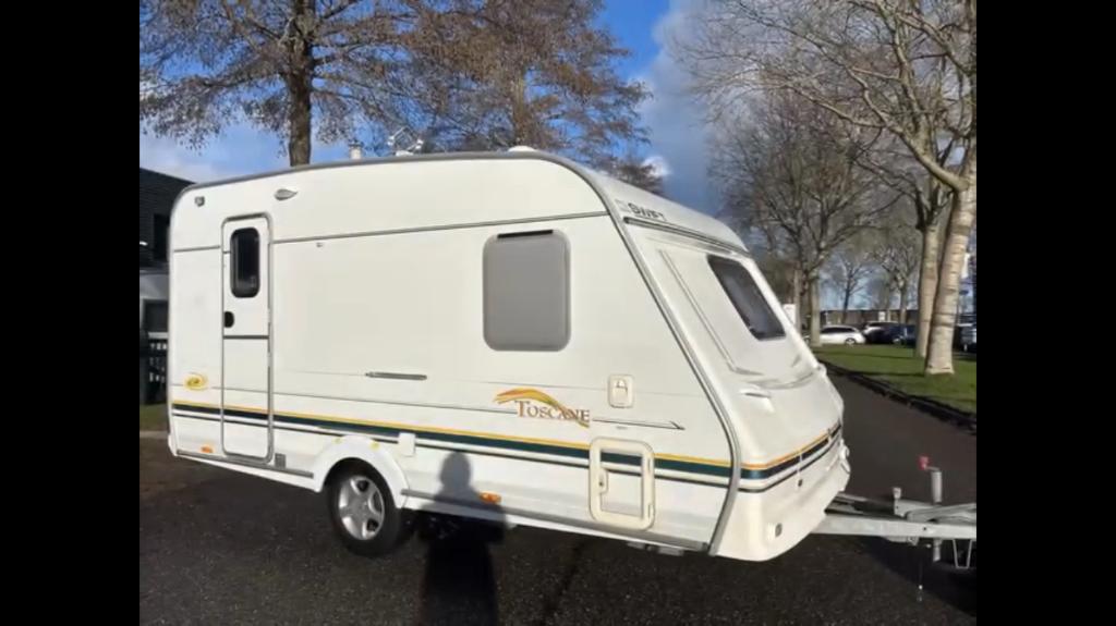 caravan Swift Toscane 410, Caravans en Kamperen, Caravans, Particulier, tot en met 4, 750 - 1000 kg, Treinzit, Swift, Frans bed