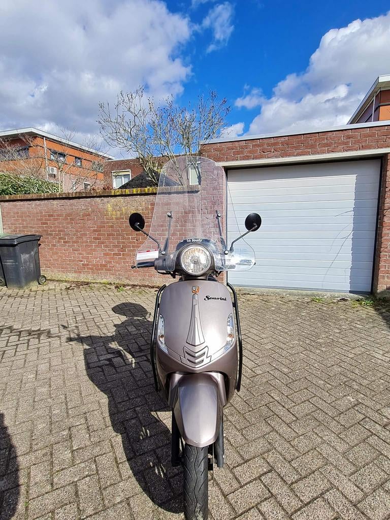 SCOOTER FOR SALE with FREE HELMET, LOCK, LEG RUG, REAR BOX, Overige merken, Ophalen of Verzenden, Zo goed als nieuw, Benzine