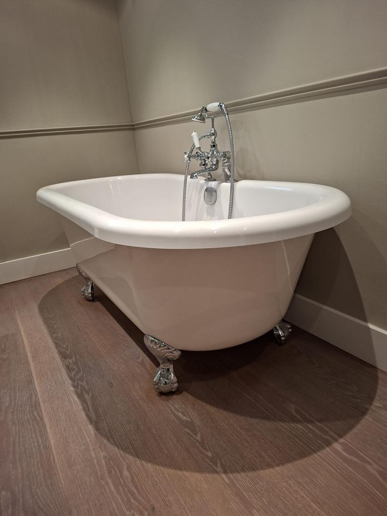 Vrijstaand ligbad met chromen poten en kraan, Doe-het-zelf en Verbouw, Sanitair, Zo goed als nieuw, Bad, Chroom, Ophalen of Verzenden