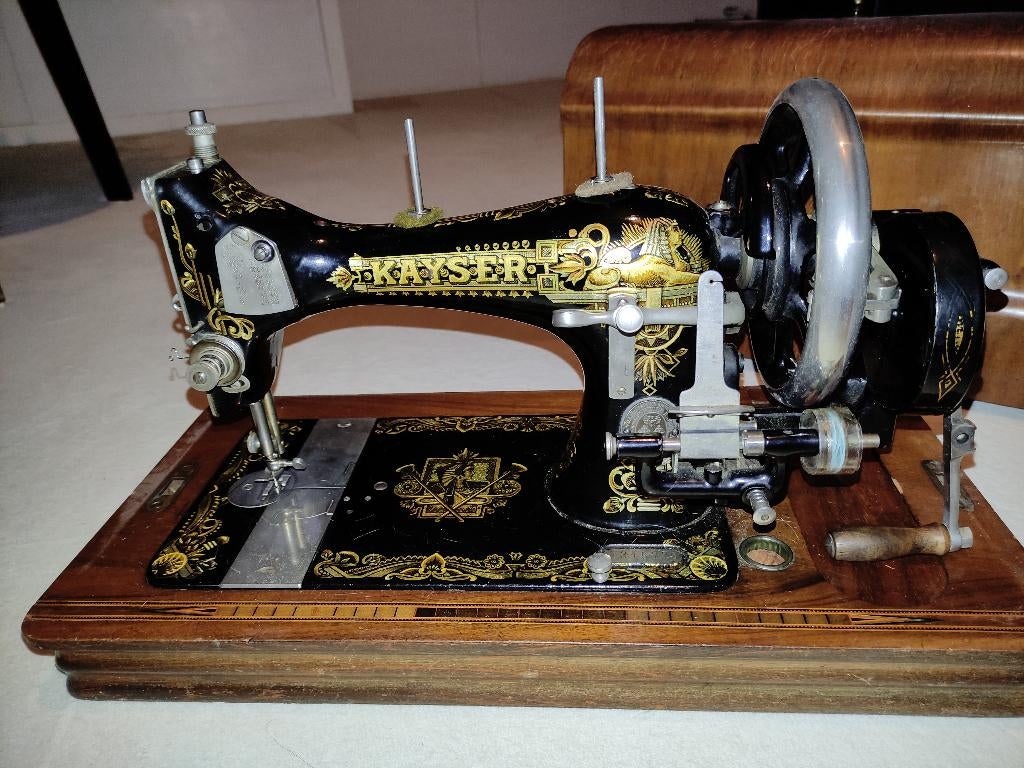 Antieke hand-naaimachine , merk Kayser, Ophalen
