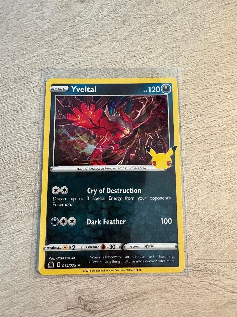 Yveltal (Holo) 019/025 Celebrations - Pokémon Kaart, Hobby en Vrije tijd, Verzamelkaartspellen | Pokémon, Nieuw, Losse kaart, Foil