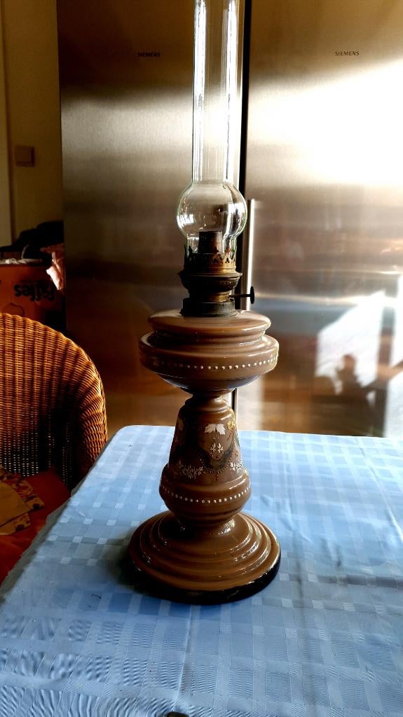 Antieken olielamp van 1890 opalineglas  Kleur chocoladebruin, Antiek en Kunst, Ophalen