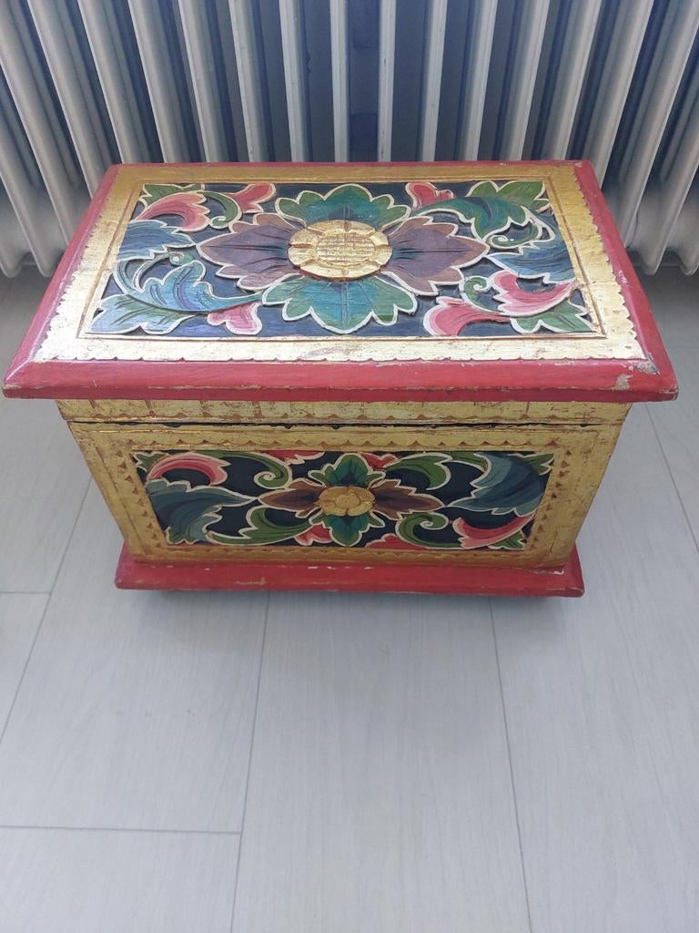 Decoratieve Houten Kist met Handgesneden Bloemenpatroon, Huis en Inrichting, Woonaccessoires | Kisten, Minder dan 50 cm, Gebruikt