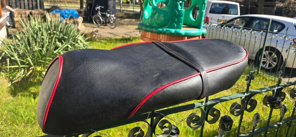 Killerbee custom Zwart runderleer zadel met rood sticksel, Ophalen of Verzenden, Zadel, Overige merken