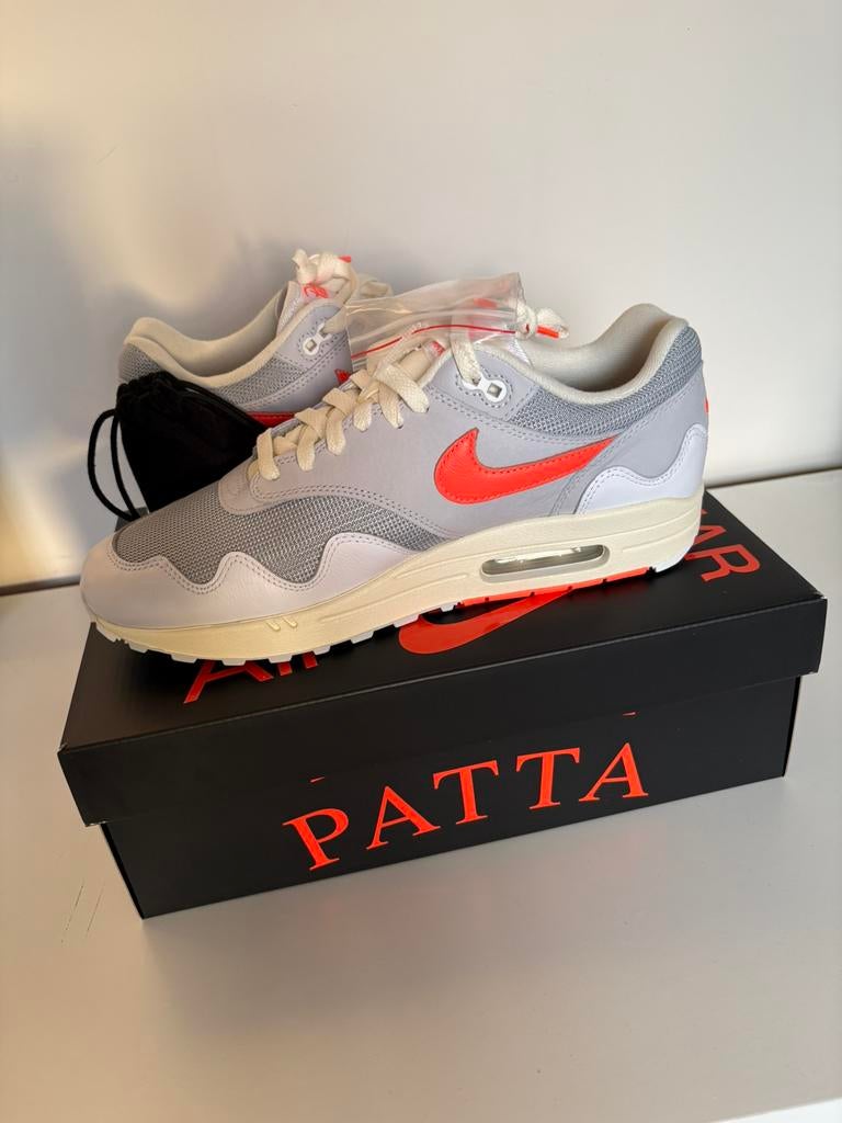 Nike x patta Air max 1 ‘87 White & Hyper Crimson maat 45, Wit, Nieuw, Ophalen of Verzenden, Sneakers of Gympen