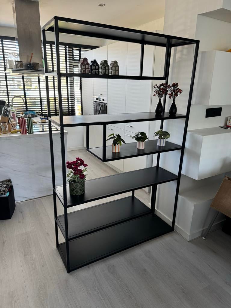 Stijlvolle Zwarte Roomdivider / Open Kast - Merk: Woood, Ophalen, Met plank(en), 100 tot 150 cm, Zo goed als nieuw