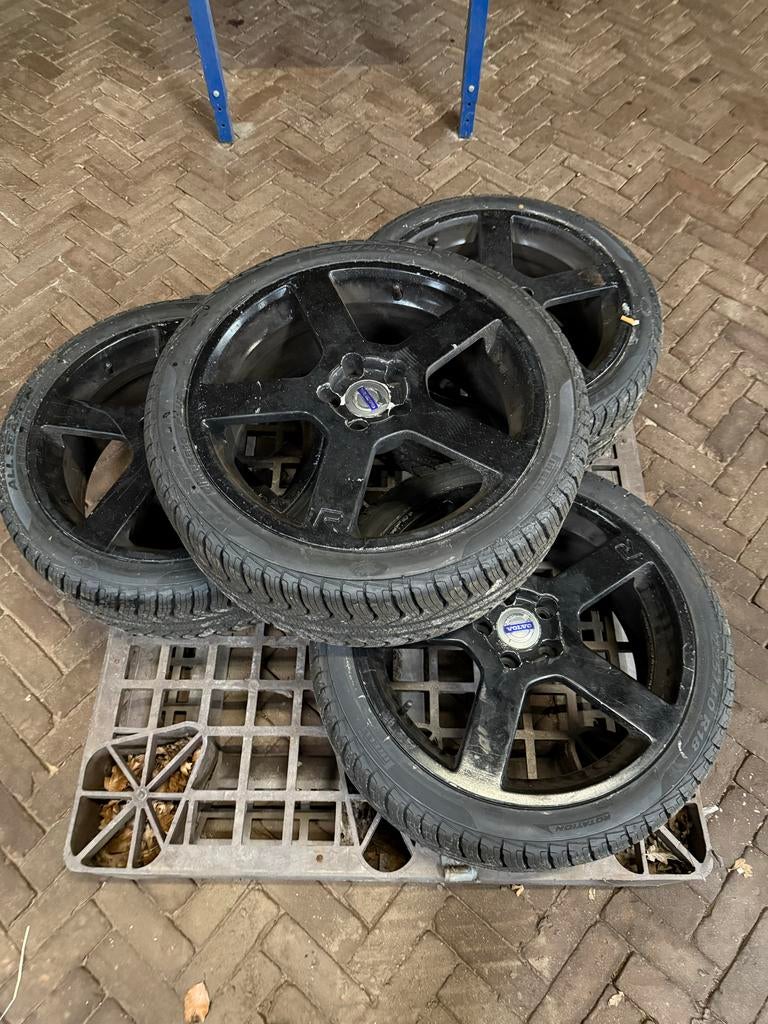 Volvo Velgen R-Design 18 inch met banden, Auto-onderdelen, Banden en Velgen, 18 inch, Gebruikt, Banden en Velgen, Ophalen of Verzenden