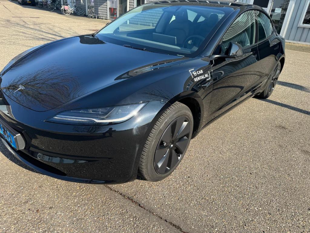 Tesla Model 3 2025 Zwart / Taxi huren/ Taxi leasen, Auto's, Tesla, Automaat, Achterwielaandrijving, 1736 kg, Zwart