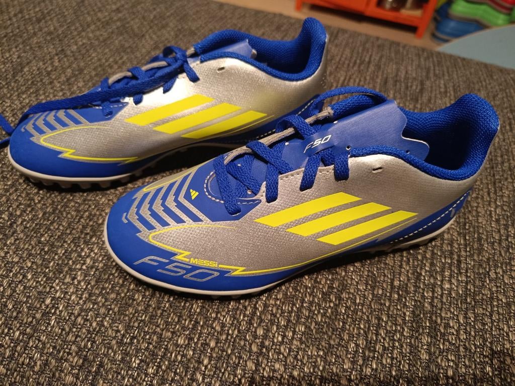 Adidas Messi f50 voetbalschoenen kunstgras maat 34 nieuw, Maat XS of kleiner, Schoenen, Nieuw, Ophalen of Verzenden