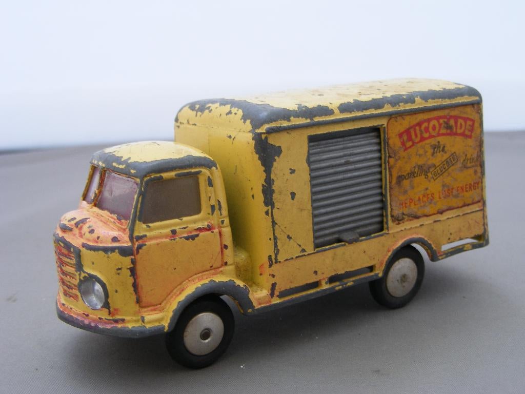 Karrier bantam corgi toys lucozade 411, Ophalen of Verzenden, Gebruikt, Bus of Vrachtwagen, Corgi
