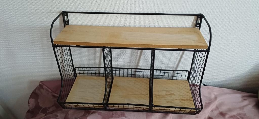 Wandrek met houten planken en draadmandjes, Huis en Inrichting, Ophalen of Verzenden, Gebruikt