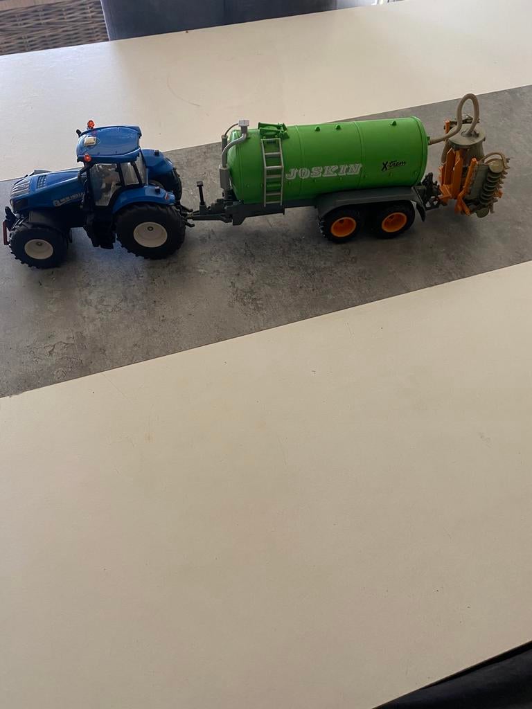 Siku NEW HOLAND T8.390 met giertank in nieuwe staat, Ophalen of Verzenden, Zo goed als nieuw, Tractor of Landbouw, SIKU