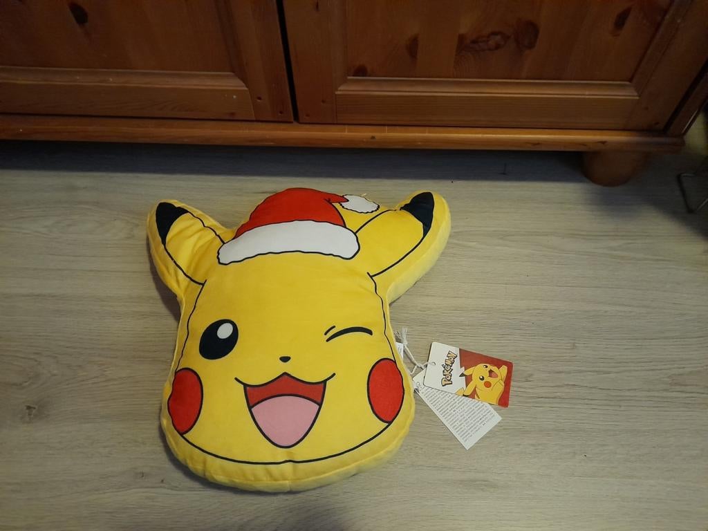 Pokemon Pikachu Christmas kussen. 37 cm, Ophalen of Verzenden, Nieuw