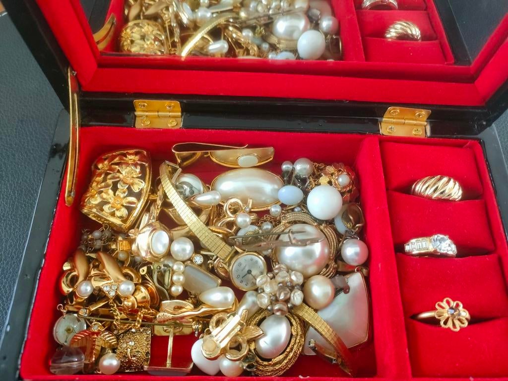 Sieraden doosje vol sieraden met parels en parelmoer, Sieraden, Tassen en Uiterlijk, Antieke sieraden, Verzenden, Overige materialen