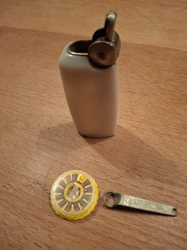 Poppell witte aansteker met verstelsleuteltje, Ophalen of Verzenden, Gebruikt, Aansteker