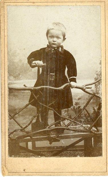 CDV – Kleine jongen met schep, A.C. CORDES LEIDEN (PH049), Verzamelen, Foto's en Prenten, Gebruikt, Verzenden, Foto, Voor 1940