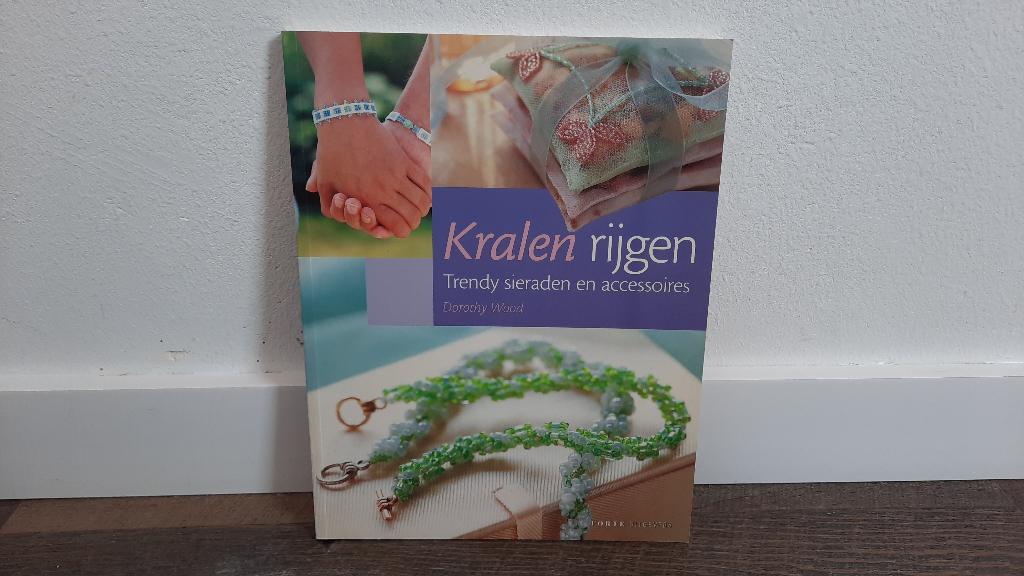 Kralen Rijgen - Dorothy Wood Boek 9789058774644, Boeken, Ophalen of Verzenden, Gelezen, Overige onderwerpen