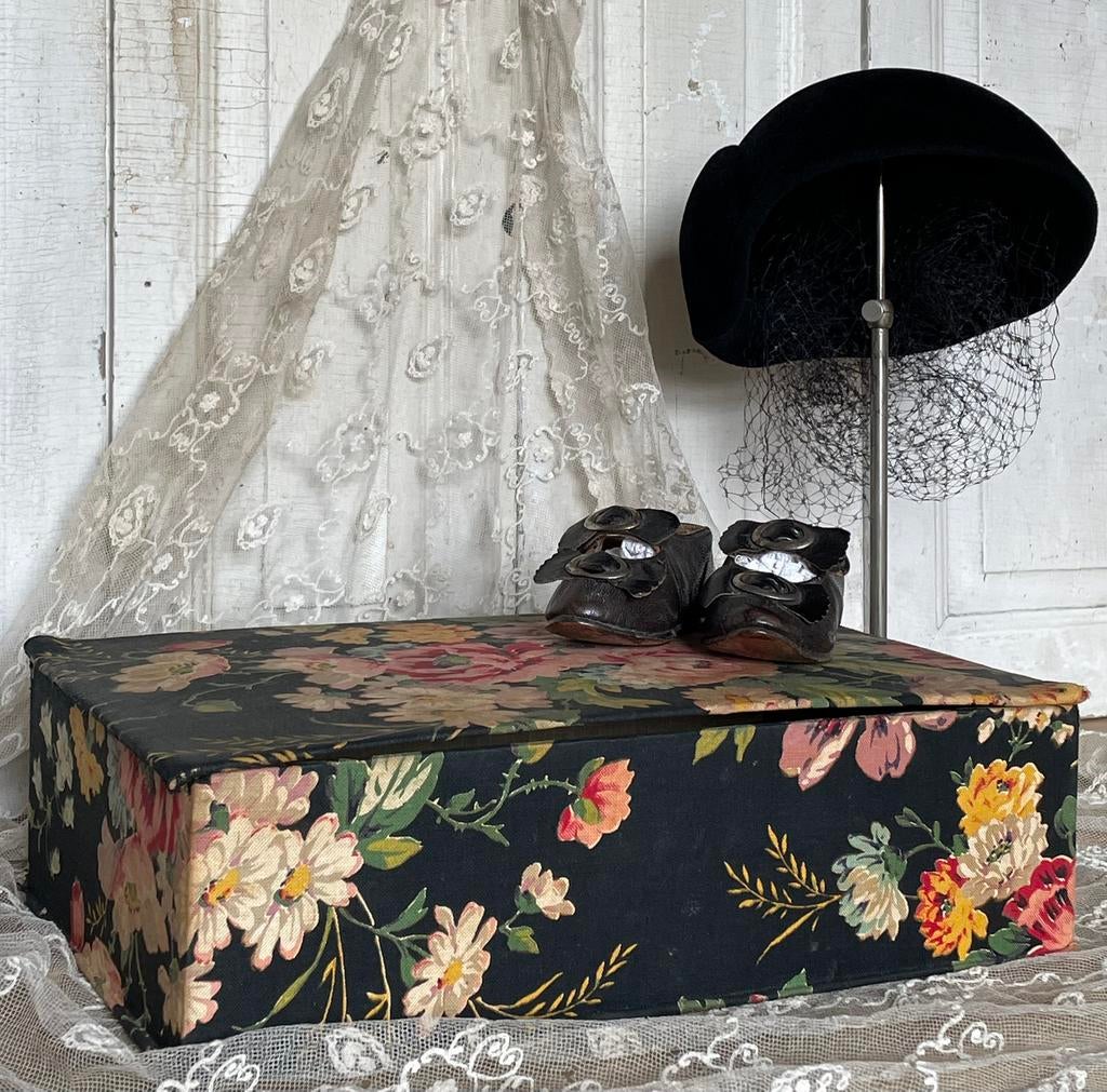 Brocante oude stoffen doos met bloemen, Ophalen of Verzenden