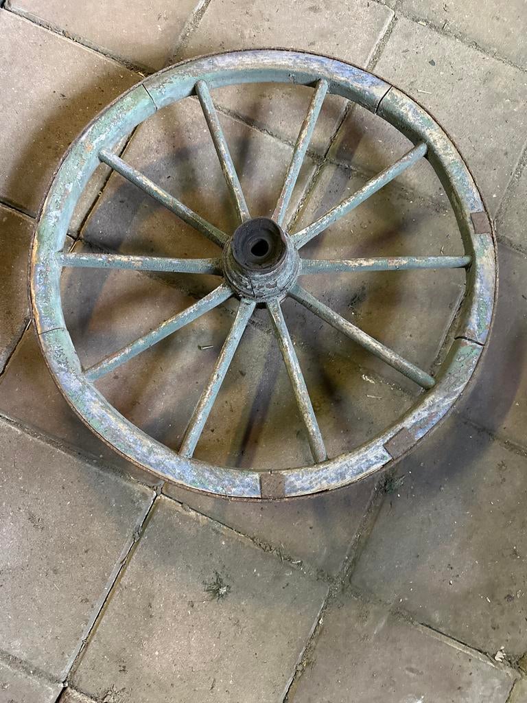 Oud houten wagenwiel, Ophalen