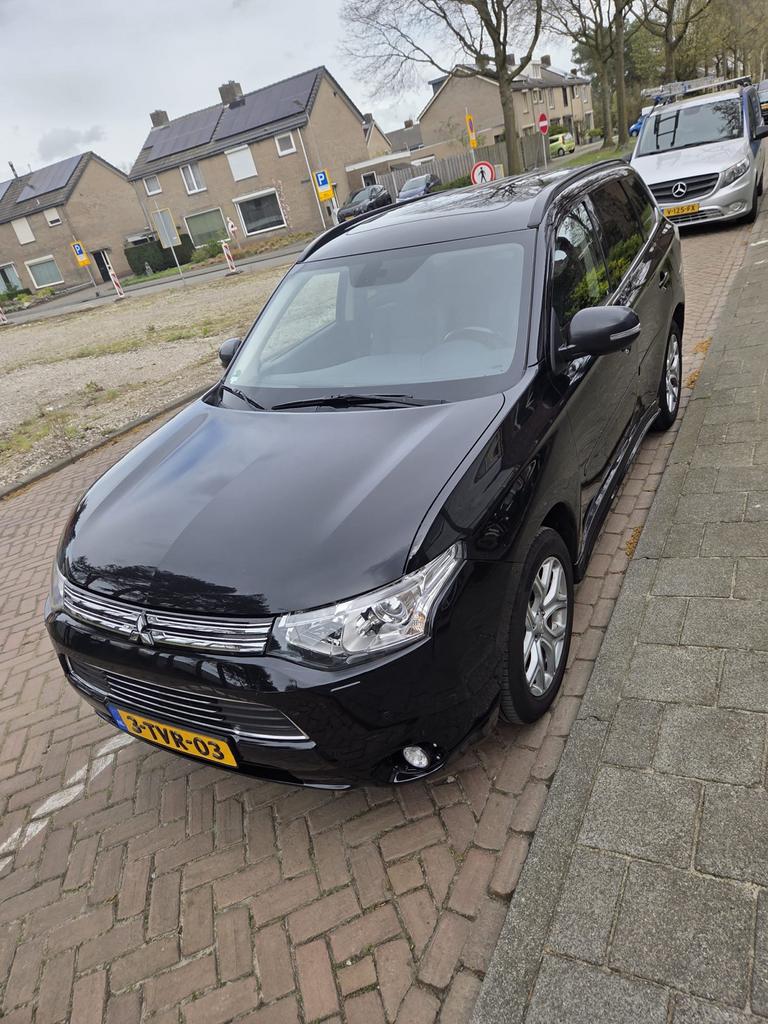 Mitsubishi Outlander 2.0 Dohc Mivec Phev 203pk 4WD CVT 5P, 1998 cc, Outlander, 4 cilinders, Zwart