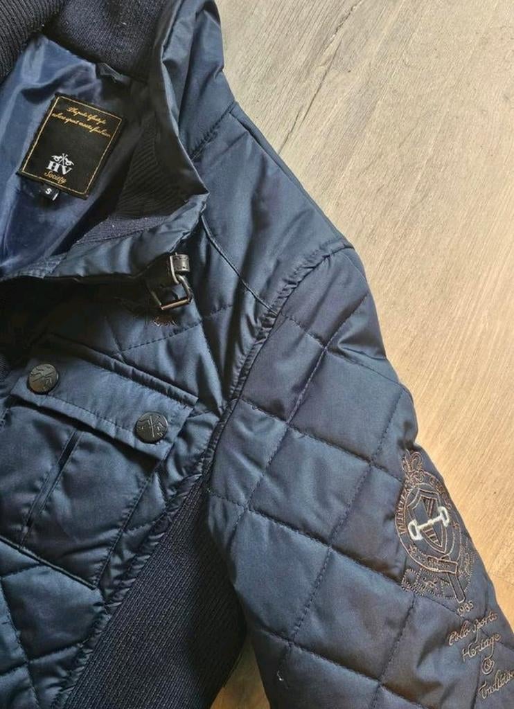 Hippisch HV Society tussenseizoenjas
maat 36 38
donkerblauw, Kleding | Dames, Hv society, Blauw, Ophalen of Verzenden, Zo goed als nieuw