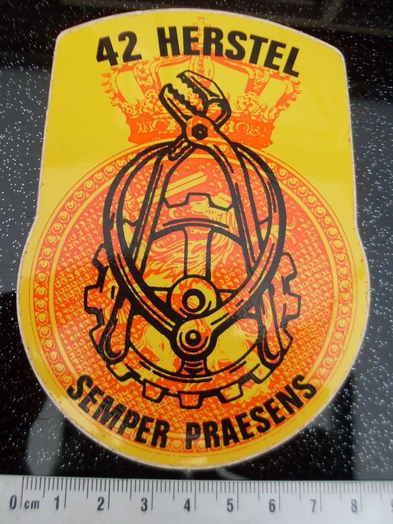 sticker 42 herstel compagnie semper praesens logo embleem, Verzamelen, Verzenden, Zo goed als nieuw, Bedrijf of Vereniging