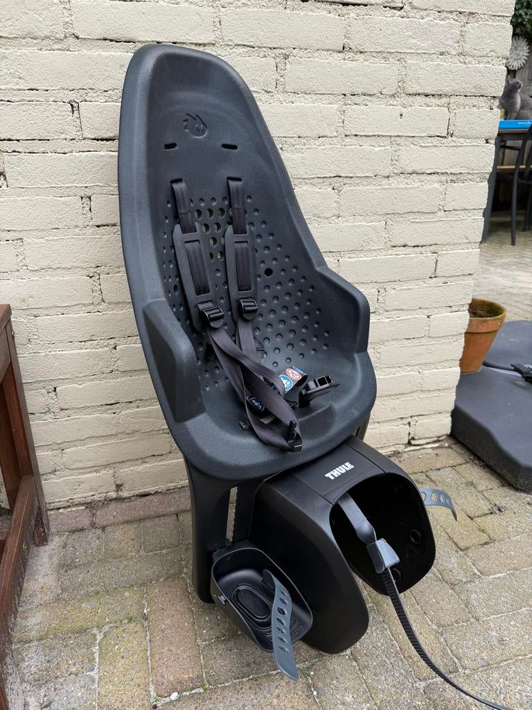 Thule Yepp 2 Maxi Achterzitje zwart - Zo goed als nieuw, Fietsen en Brommers, Ophalen, Achterzitje, Voetsteuntjes, Zo goed als nieuw