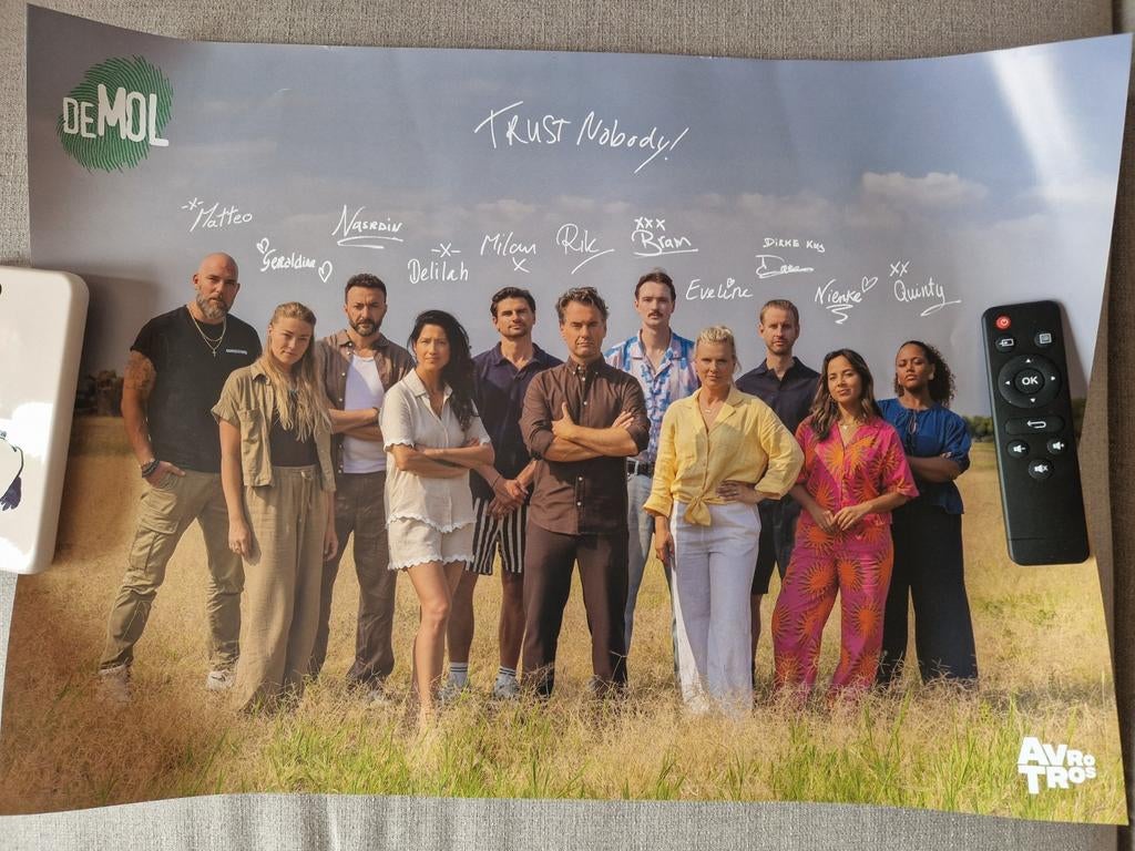 Wie is de Mol 2026 poster met handtekeningen, Verzamelen, Posters, Ophalen, A1 t/m A3, Film en Tv, Rechthoekig Staand
