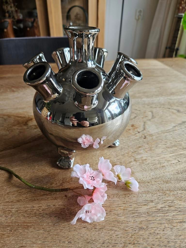 Zilverkleurige keramieken bol tulpenvaas op pootjes, Overige kleuren, Aardewerk of Porselein, Ophalen of Verzenden, Zo goed als nieuw