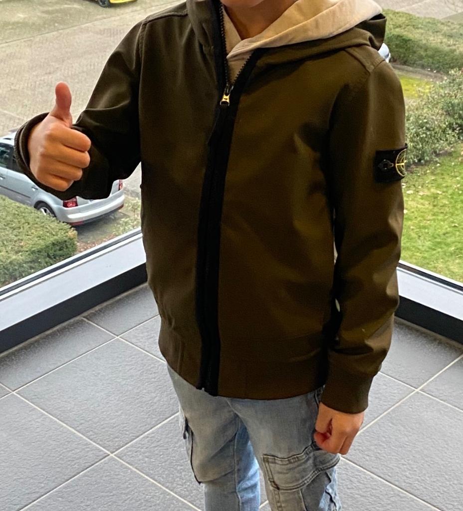 Stone island softshell jas kind army green maat 128 134, Gebruikt, Ophalen of Verzenden, Stone Island, Jongen