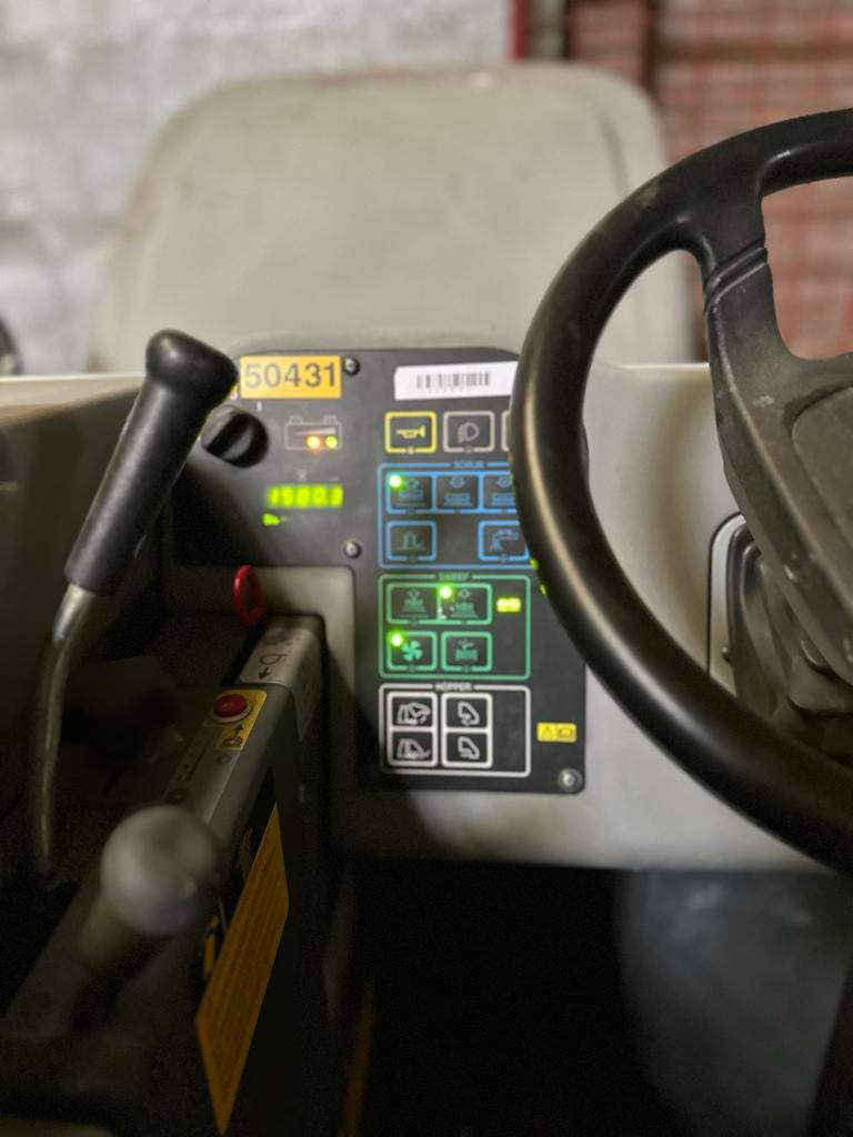 Nilfiks CR 1200 Schrop Veeg Zuigwagen - Efficiënt Krachtig, Ophalen