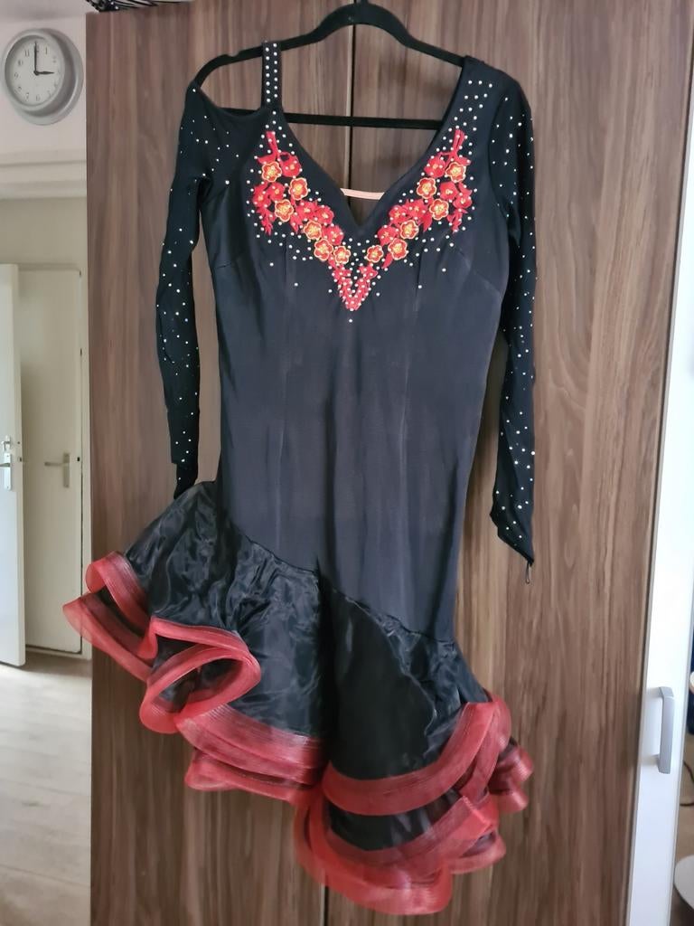 Elegante zwarte dansjurk met rode accenten, Maat 38/40 (M), Ophalen of Verzenden, Kleding, Overige thema's