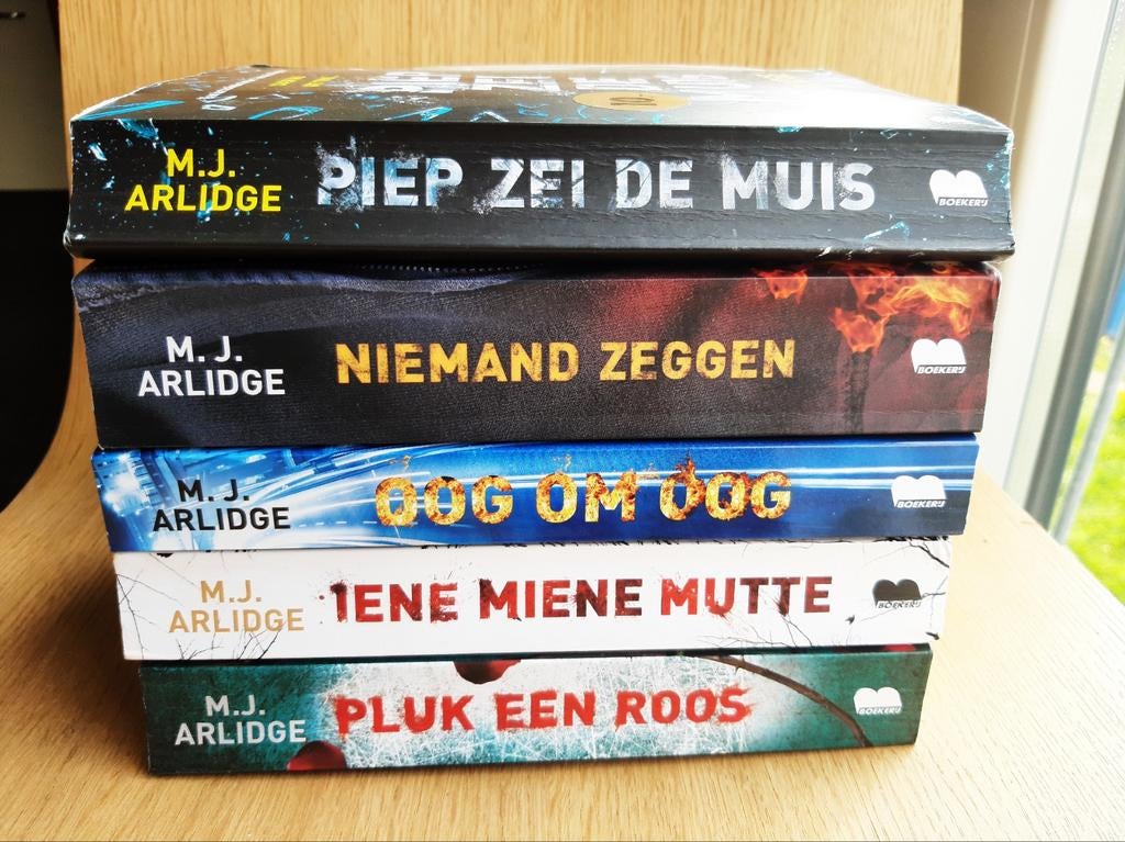 5 x set Arlidge boeken, Ophalen of Verzenden, Gelezen, M.J. Arlidge
