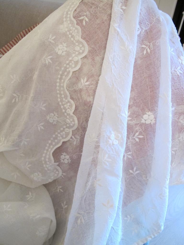 Wit tafelkleed met bloommotief, Huis en Inrichting, Tafelkleden, Ophalen of Verzenden, Zo goed als nieuw, Rechthoek, Binnen