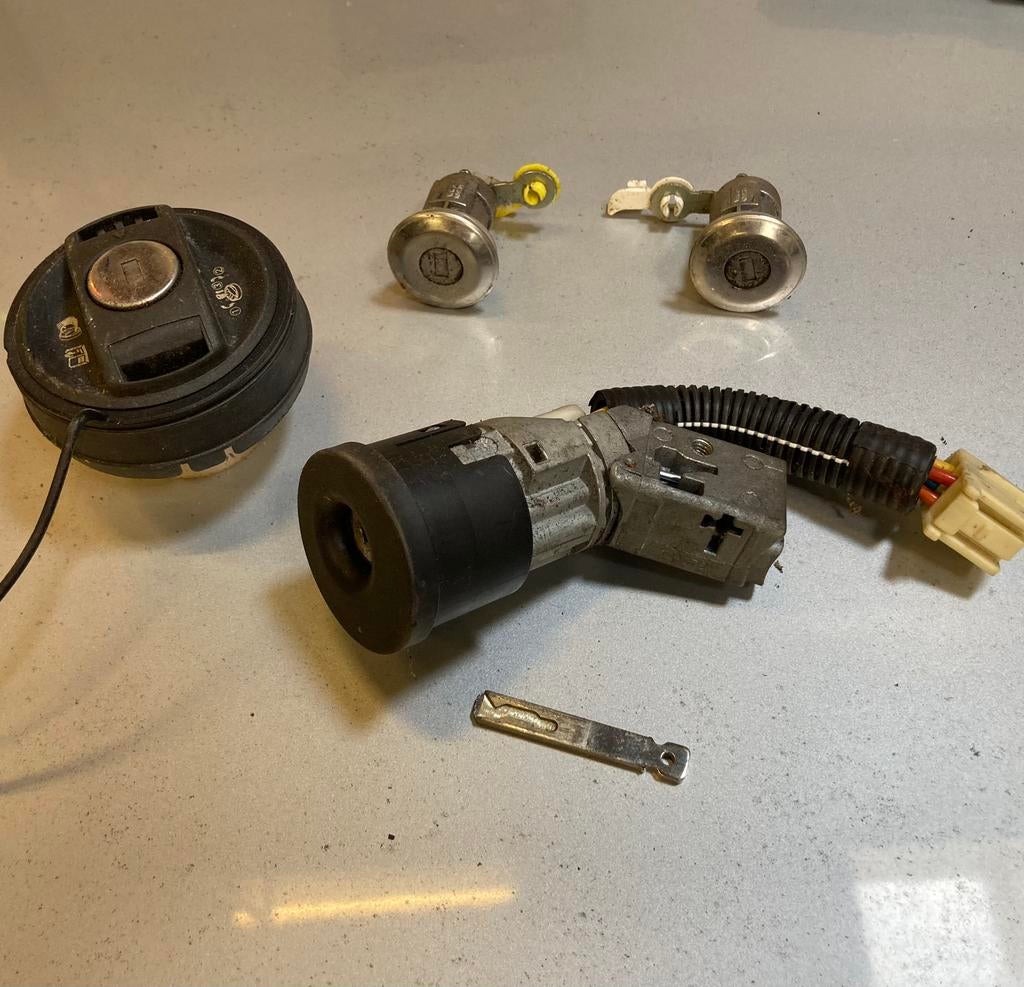 Citroen c1 Peugeot 107 Toyota aygo slotenset sloten complete, Ophalen of Verzenden, Aygo, Peugeot, C1