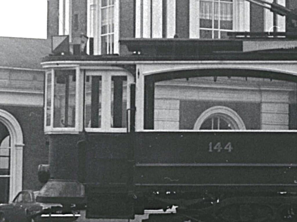 945998 Foto Tram 144 Amsterdam 12-3-1975, Ophalen of Verzenden, Zo goed als nieuw, Tram, Kaart of Prent