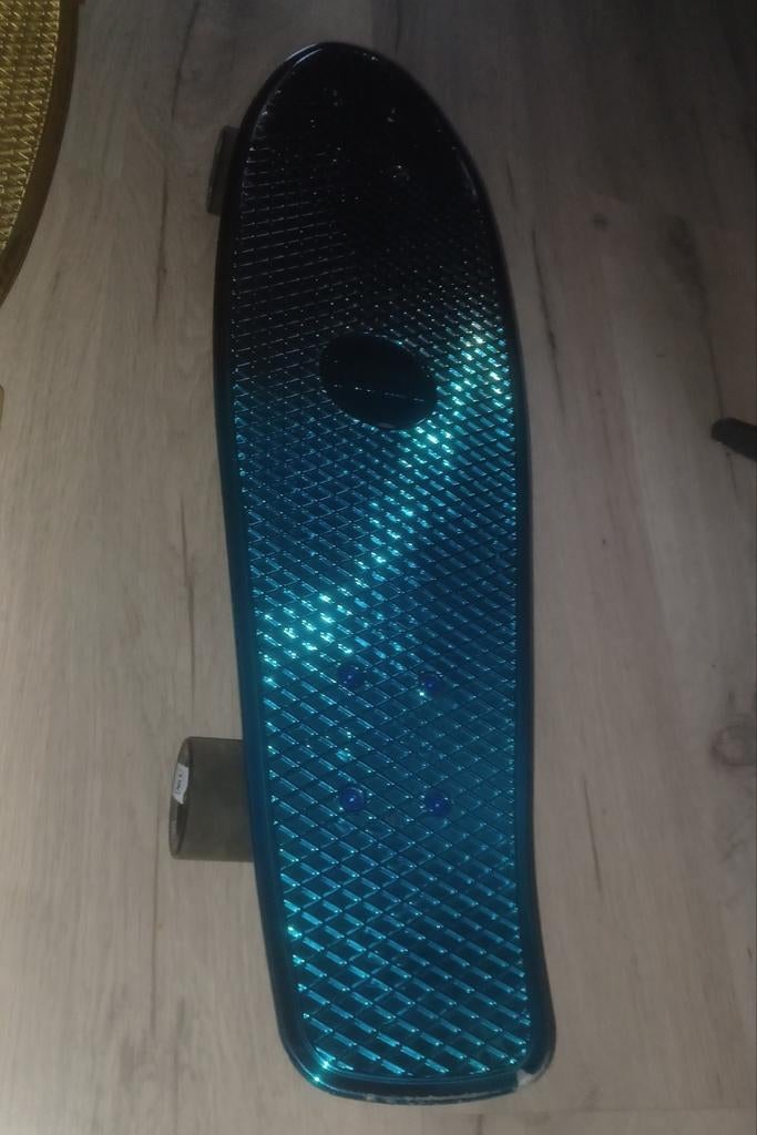 Deluxe NKX skateboard black/blue metallic 22", Sport en Fitness, Skateboarden, Ophalen of Verzenden, Zo goed als nieuw