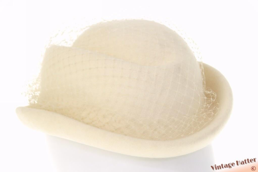 Vintage Dameshoed ivoorwit vilt met decoratieve voile 55 = S, Ophalen of Verzenden, Zo goed als nieuw, 55 cm (S, 6⅞ inch) of minder