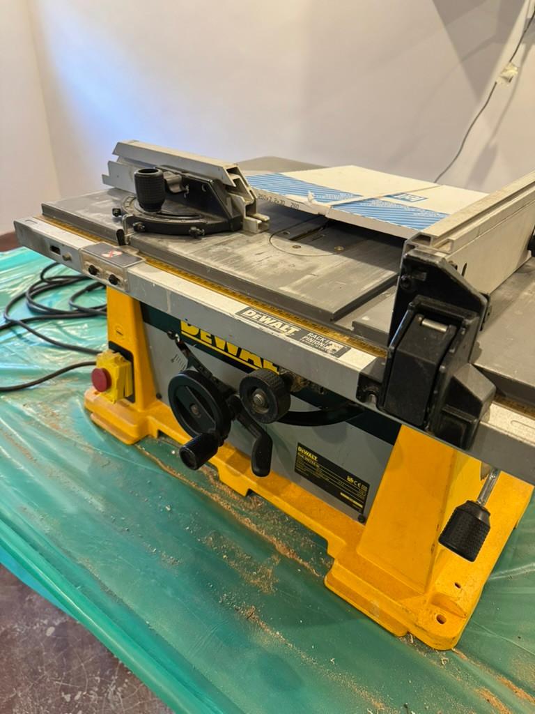 Dewalt zaagtafel met 2 nieuwe zaagbladen, Doe-het-zelf en Verbouw, Gereedschap | Zaagmachines, Gebruikt, Cirkelzaag, 1200 watt of meer